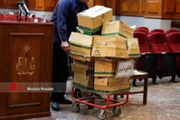 تصاویر| حجم پرونده اکبر طبری در دادگاه امروز