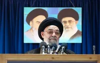 امام جمعه اصفهان: آمدن در خیابان‌ برای اعتراض، غلط و غیرقانونی است/ اعتراض باید از طریق نمایندگان صورت گیرد/اگر از ابتدا مانع حضور مردم برای اعتراض در خیابان‌ها شده بودند آن فجایع به‌بار نمی‌آمد